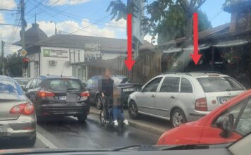 Inacceptabil! O persoană cu dizabilități, aflată în cărucior, nu se poate deplasa pe trotuar din cauza mașinilor parcate neregulamentar