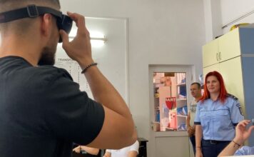 Am testat ochelarii care simulează ce vede un șofer drogat. E imposibil să conduci! O acțiune alături de polițiști în școlile de șoferi din Prahova (VIDEO) testare ochelari simulare ” cum văd persoanele care au consumat droguri sau alcool”